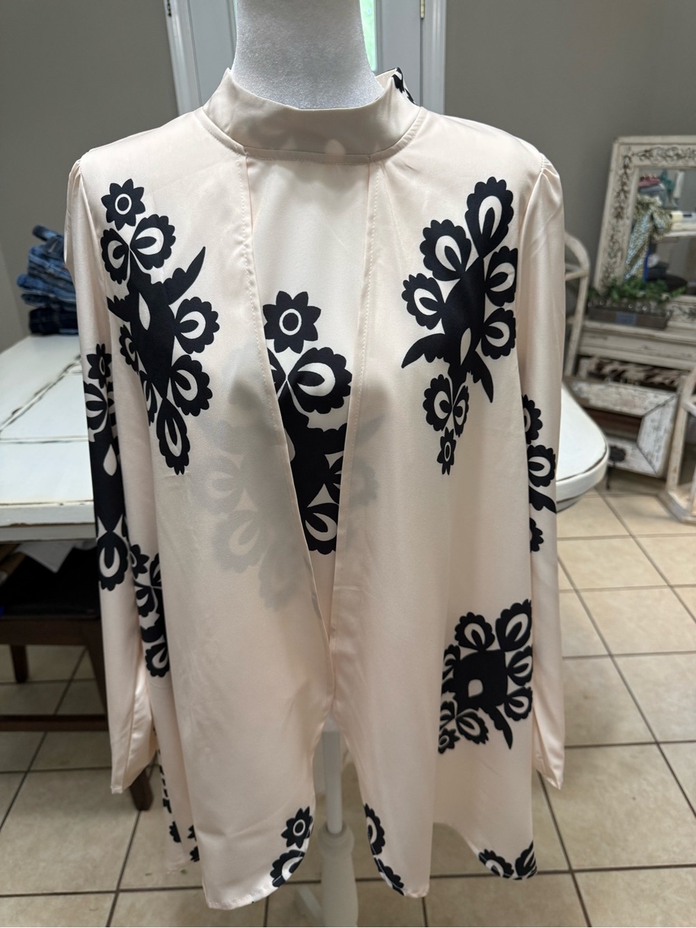 Ivory and Black Floral Embroidered Women’s Kimono Top Size 1XL - Picture 2 of 12